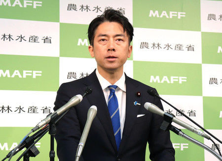 閣議後記者会見に臨む小泉進次郎農林水産相=23日午前、東京都千代田区