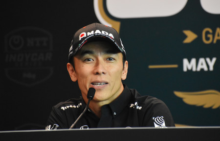 決勝を控え、公式記者会見に臨んだ佐藤琢磨=22日、米インディアナポリス