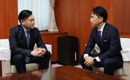 楽天グループの三木谷浩史会長兼社長(左)と面会する小泉進次郎農林水産相=23日午前、東京都千代田区