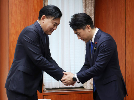 楽天グループの三木谷浩史会長兼社長と握手する小泉進次郎農林水産相(右)=23日午前、東京都千代田区