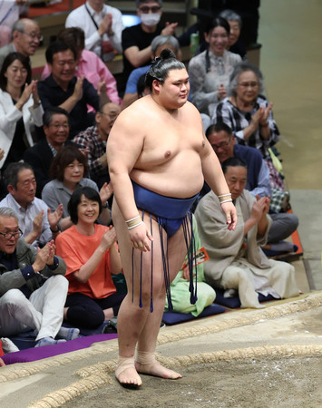 琴桜を寄り切りで下し、優勝を決めた大の里。無傷の13連勝で2場所連続4度目の優勝を遂げた=23日、東京・両国国技館