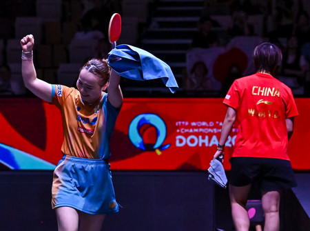 女子シングルス準々決勝で勝ち、喜ぶ伊藤美誠(左)=23日、カタール・ルサイル(EPA時事)