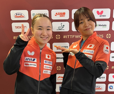 女子シングルスで準決勝進出を決めた伊藤美誠(左)と母の美乃りさん=23日、カタール・ルサイル