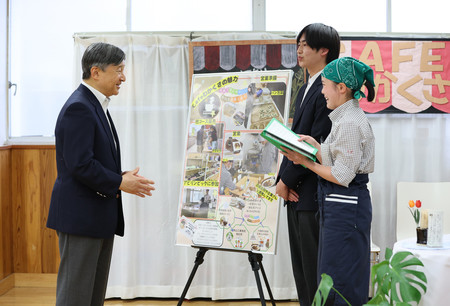 職業学科の生徒の取り組みについて話を聞かれる天皇陛下=24日午後、埼玉県入間市の県立入間わかくさ高等特別支援学校(代表撮影)