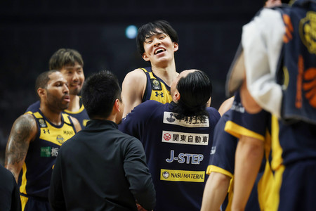 琉球戦の第1クオーターで3点シュートを決め、祝福される宇都宮の小川(中央)=24日、横浜アリーナ