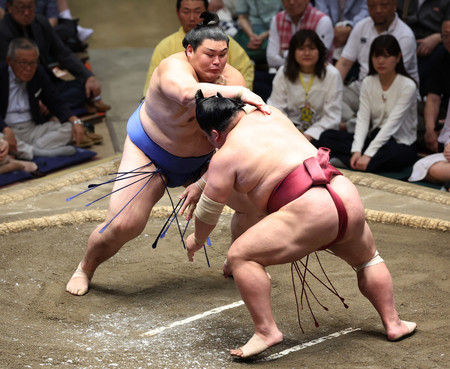 大栄翔(右)を攻める大の里=24日、東京・両国国技館