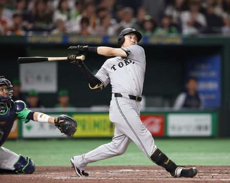 ４回、ソロ本塁打を放つ巨人の泉口＝２４日、東京ドーム