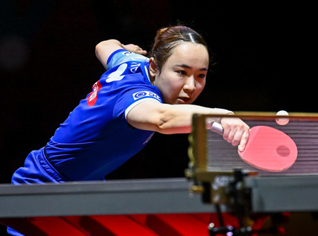 女子シングルス準決勝でプレーする伊藤美誠=24日、カタール・ルサイル(EPA時事)