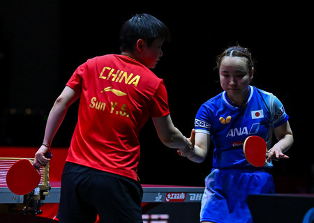 女子シングルス準決勝で敗れた伊藤美誠(右)=24日、カタール・ルサイル(EPA時事)
