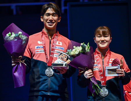 混合ダブルスで銀メダルを獲得した吉村真晴(左)、大藤沙月組=24日、カタール・ルサイル(EPA時事)