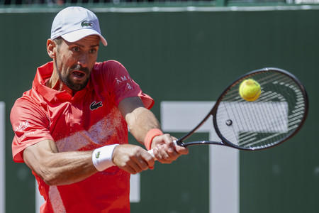 ジュネーブ・オープン決勝でプレーするジョコビッチ=24日、スイス・ジュネーブ(EPA時事)