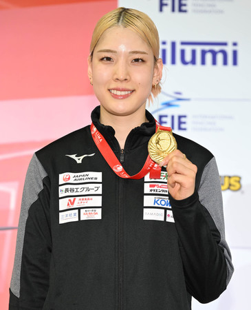 フェンシングのワールドカップ女子サーブル個人で優勝し、メダルを手にする江村美咲=24日、リマ(日本フェンシング協会提供)