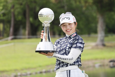 完全優勝を果たした佐久間朱莉=25日、愛知・中京GC石野
