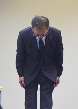 記者会見で謝罪するNST新潟総合テレビの酒井昌彦社長=4日午前、新潟市
