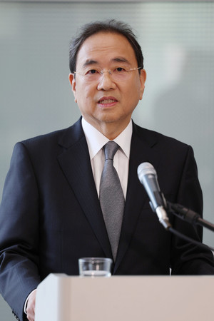 記者の質問に答えるフジテレビの清水賢治社長=5日午後、東京都港区