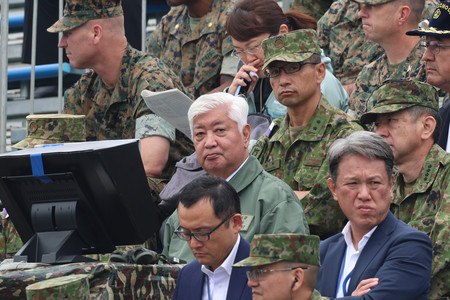 陸上自衛隊の富士総合火力演習の視察に訪れた中谷元防衛相(中央)=8日午前、静岡県の東富士演習場