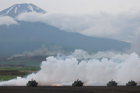 報道公開された陸上自衛隊の富士総合火力演習=8日午前、静岡県の東富士演習場