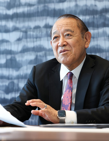 インタビューに答える藤崎一郎元駐米大使(日米協会会長)=5日、東京都渋谷区