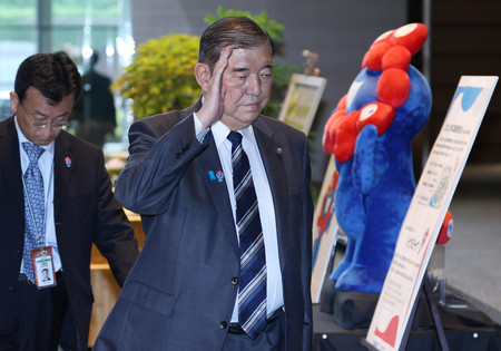首相官邸に入る石破茂首相＝１０日、東京・永田町
