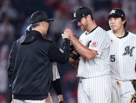 8回途中、吉井監督とグータッチして降板するロッテ先発のサモンズ(中央)=10日、ゾゾマリン