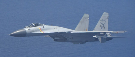 太平洋上で海自機に異常接近した中国軍のJ15戦闘機=8日(防衛省のホームページより)