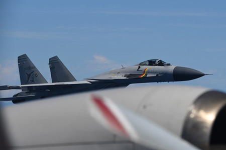 太平洋上で海自機に異常接近した中国軍のJ15戦闘機=8日(防衛省のホームページより)