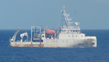 日本の排他的経済水域(EEZ)内で活動する台湾の海洋調査船=10日、沖縄県(第11管区海上保安本部提供)