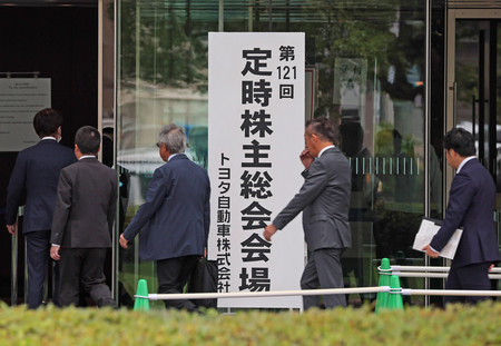 トヨタ自動車の定時株主総会に向かう人たち＝１２日午前、愛知県豊田市