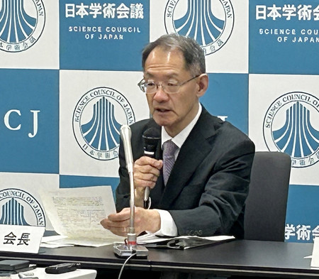 日本学術会議を特殊法人に移行させる新法成立を受け、記者会見する光石衛会長=12日午後、東京都港区