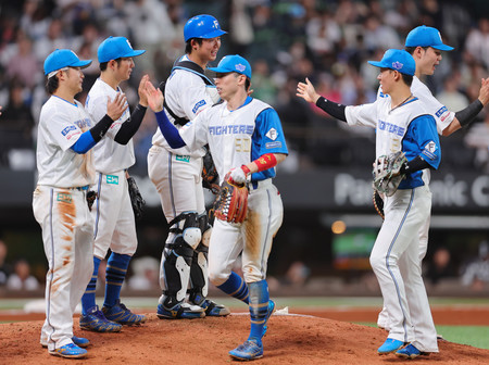 ヤクルトに勝利し、喜ぶ日本ハムナイン=12日、エスコンF