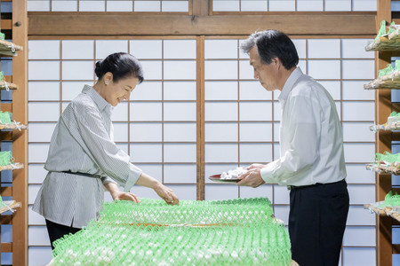 「初繭掻(か)き」をされる皇后さま=13日午後、皇居・紅葉山御養蚕所(宮内庁提供)