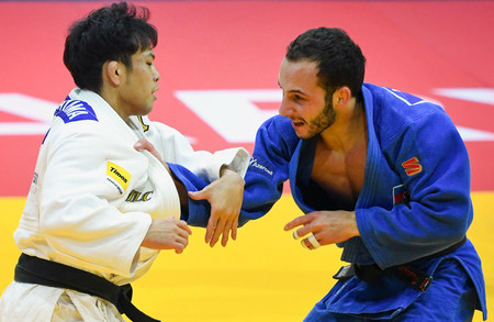 男子60キロ級、初戦の2回戦でアゼルバイジャン選手(右)と対戦する永山竜樹=13日、ブダペスト(AFP時事)