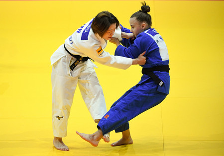 女子48キロ級の2回戦、ハンガリー選手(右)と当たる古賀若菜=13日、ブダペスト(AFP時事)