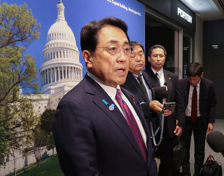 6回目の日米閣僚級交渉のため米国入りし、記者団の取材に応じる赤沢亮正経済再生担当相=13日、ワシントン近郊のダレス国際空港
