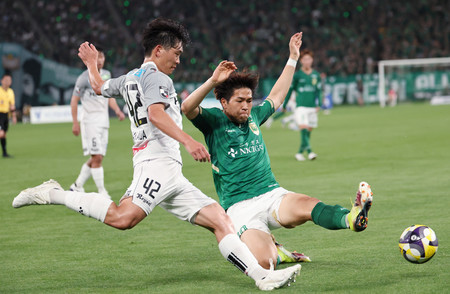 後半、競り合う東京Vの木村(右)と柏の原田=15日、味スタ