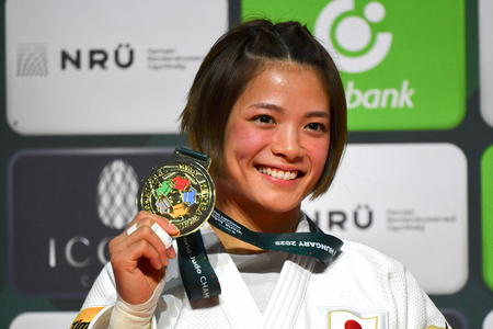 女子５２キロ級で優勝した阿部詩＝１４日、ブダペスト（ＡＦＰ時事）