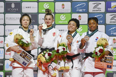 女子57キロ級で銀メダルを獲得した玉置桃(左端)=15日、ブダペスト(EPA時事)