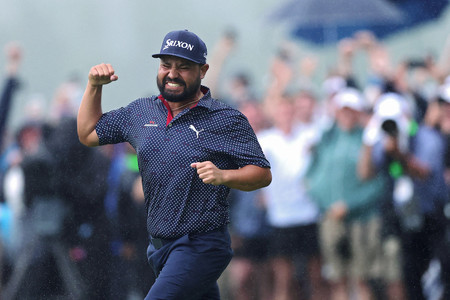 メジャー初勝利を喜ぶJ・J・スパーン=15日、米ペンシルベニア州オークモント(AFP時事)