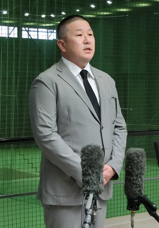 オンラインカジノ利用による謹慎が明け、謝罪するプロ野球中日の小山伸一郎2軍投手統括コーチ=16日、ナゴヤ球場