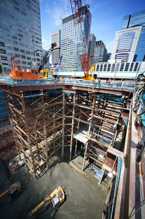 地上から見た日本一高いビルを建設予定の地下工事現場=16日、東京都千代田区
