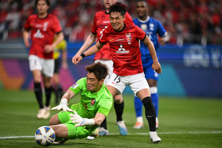 アジア・チャンピオンズリーグのアルヒラルとの決勝第2戦、セーブする浦和のGK西川(手前左)=2023年5月、埼玉スタジアム(AFP時事)