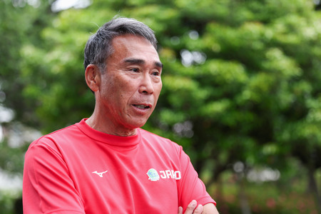 インタビューに答える高野進さん=5月29日、東京都世田谷区