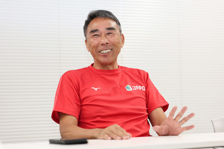 インタビューに答える高野進さん=5月29日、東京都世田谷区