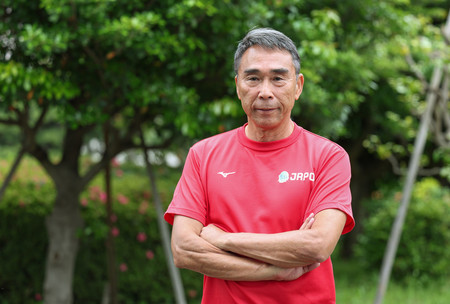 写真撮影に応じる高野進さん=5月29日、東京都世田谷区