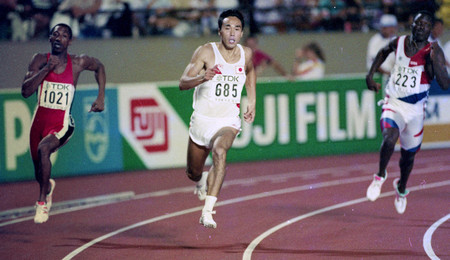 1991年世界選手権東京大会、男子400メートル決勝で力走する高野進選手(中央)=同年8月、東京・国立競技場