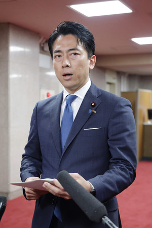 取材に応じる小泉進次郎農林水産相=16日午後、東京・霞が関