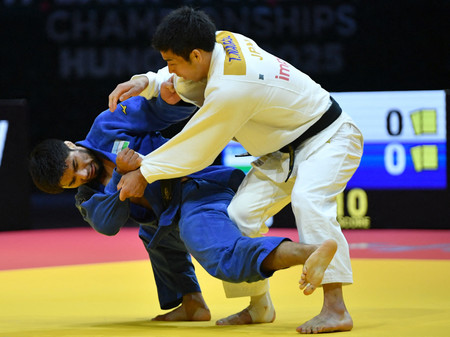 男子81キロ級2回戦でウズベキスタン選手と対戦する永瀬貴規(右)=16日、ブダペスト(AFP時事)