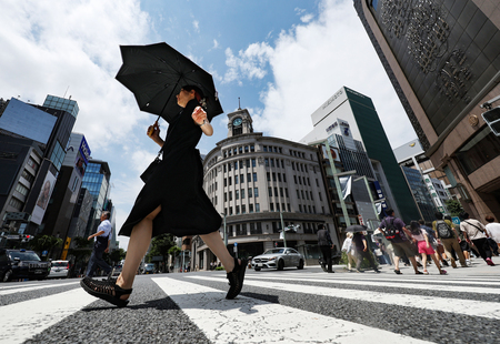 日傘を差して東京・銀座を歩く人=16日