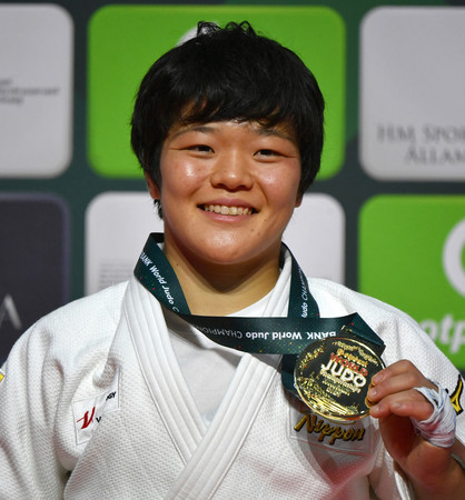 女子63キロ級で優勝した嘉重春樺=16日、ブダペスト(AFP時事)