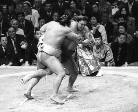 豊山(手前)を内掛けで下す増位山=1980年1月11日、東京・蔵前国技館
